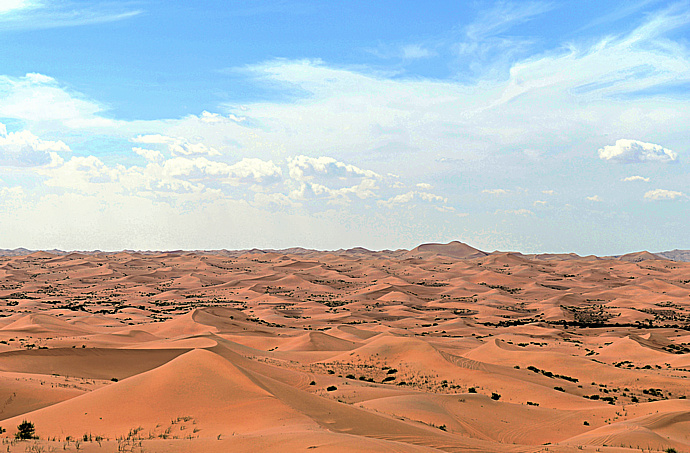 大漠里的天堂——腾格里沙漠中的明珠“月亮湖”